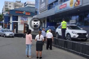 В Пензе к торговому центру съехались спецслужбы города