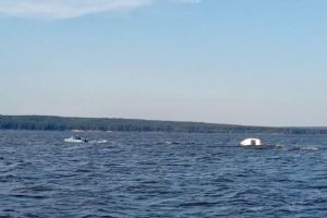 На Сурском водохранилище спасли владельца перевернувшегося парусника