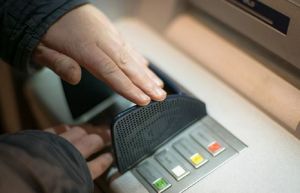 В Пензе мужчина в маске украл из банкоматов 23 миллиона рублей