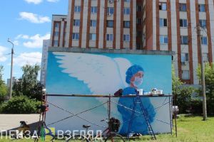 В Пензе ранее утраченное граффити Ангела в медицинском халате появляется снова