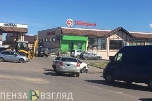 В Пензе на ул. Мереняшева иномарка получила повреждения в ДТП
