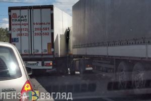 В Пензе столкнулись две фуры. Фото