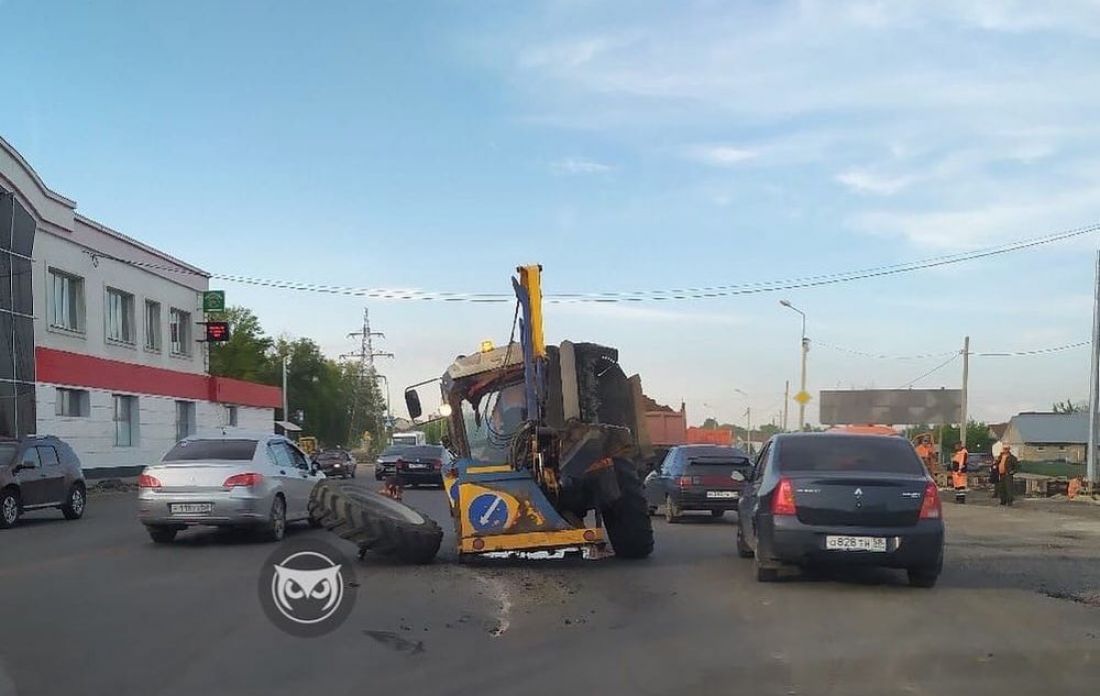 На дороге в Пензе у трактора на ходу отвалилось колесо