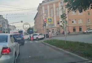В центр Пензы на место жесткой аварии приехала «скорая»