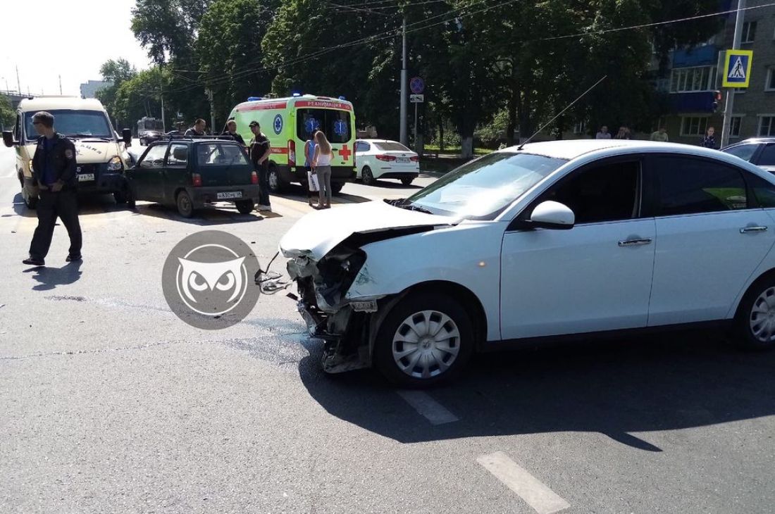 Инкассаторская машина попала в аварию на Коммунистической в Пензе