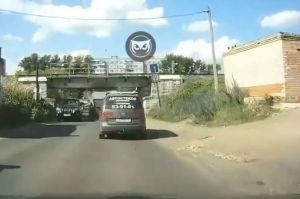 В соцсети появилось видео с разваливающимся в Пензе грузовиком