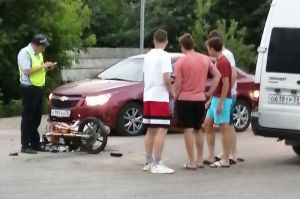 На улице Токарной в Пензе мотоциклист столкнулся с маршруткой