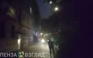 Очевидец снял видео горящей квартиры на улице Попова в Пензе