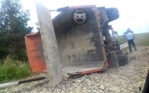 На дороге в Пензенской области опрокинулся самосвал