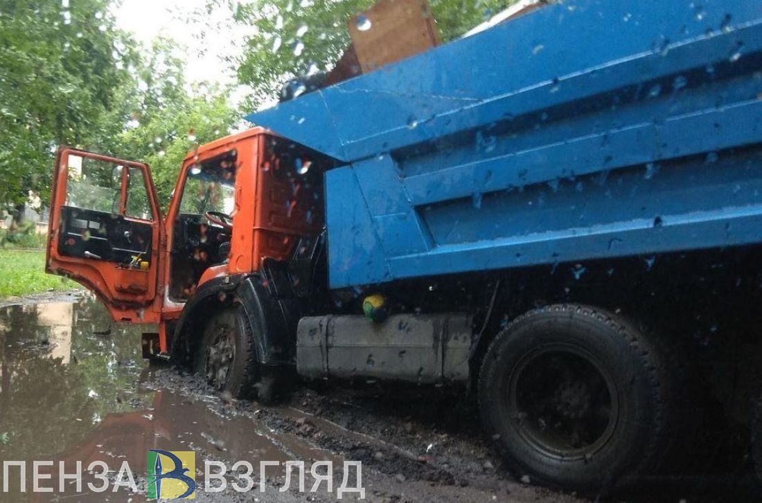 На улице Докучаева в Пензе в яме с грязью застрял «КамАЗ»