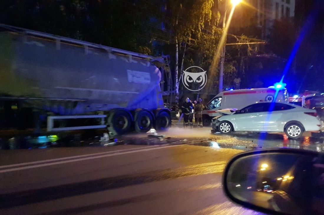 В Пензе легковушка протаранила цистерну: водителя увезли с разбитой головой