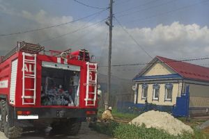 Появились фото и видео с места пожара в Кузнецке