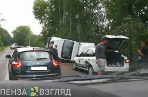 Под Пензой в результате ДТП большегруз улетел в кювет. Видео