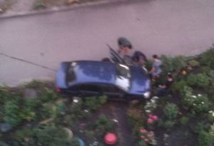 В Пензенской области водитель потерял управление и въехал на клумбу