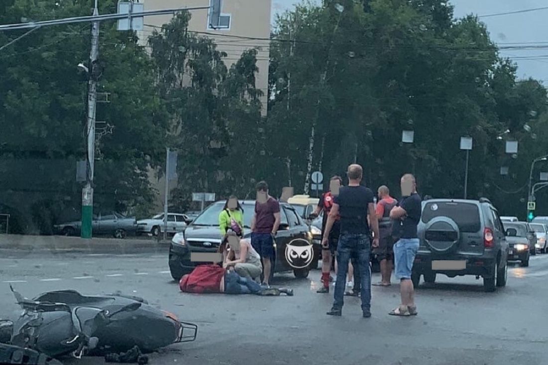 Человек на дороге. В центре Пензы в жесткое ДТП попал скутер