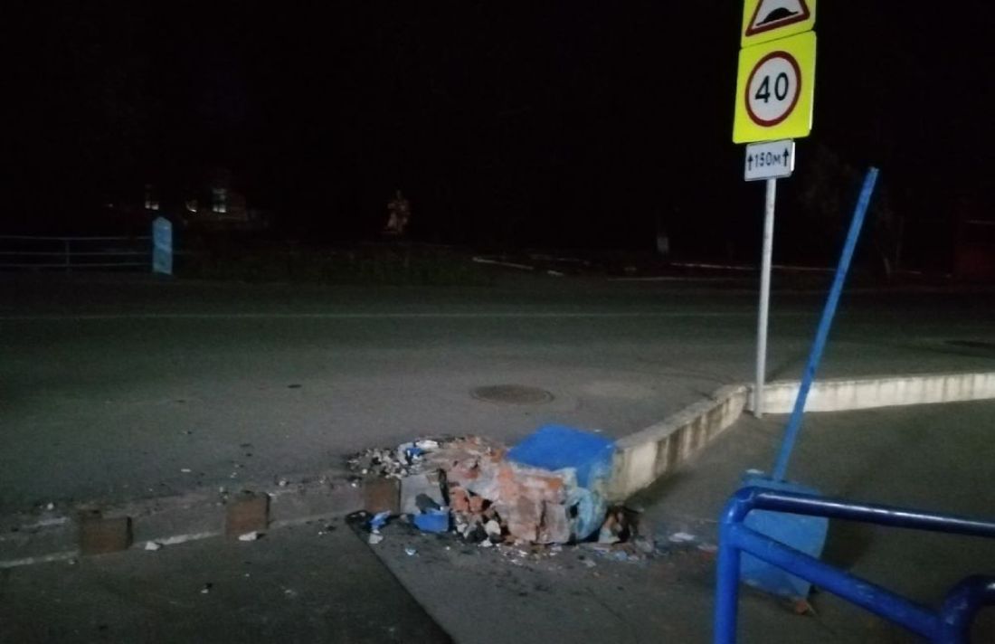В Пензенской области неизвестный водитель снес столб из кирпича