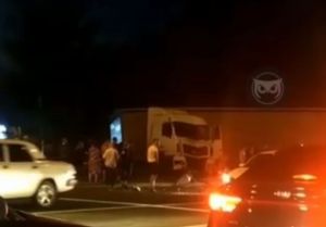 В пензенской Терновке фура врезалась в столб. Видео