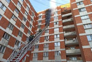 При пожаре в пензенской многоэтажке один человек погиб, трое спасены