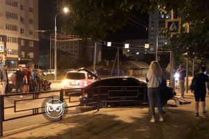 В Пензе автомобиль пробил ограждения и вылетел на тротуар