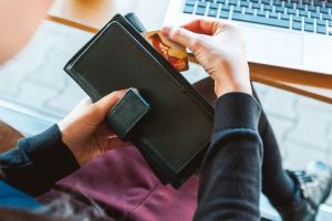 Жительницу Пензенской области убедили хранить деньги на счетах мошенников
