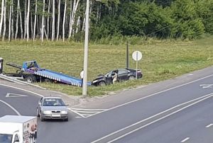 В Пензе автомобиль вылетел в кювет и снес бетонный столб. Видео