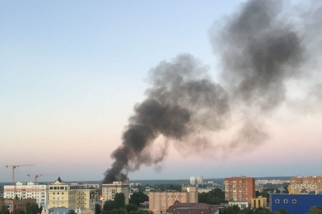 В центре Пензы полыхает частный дом. Видео