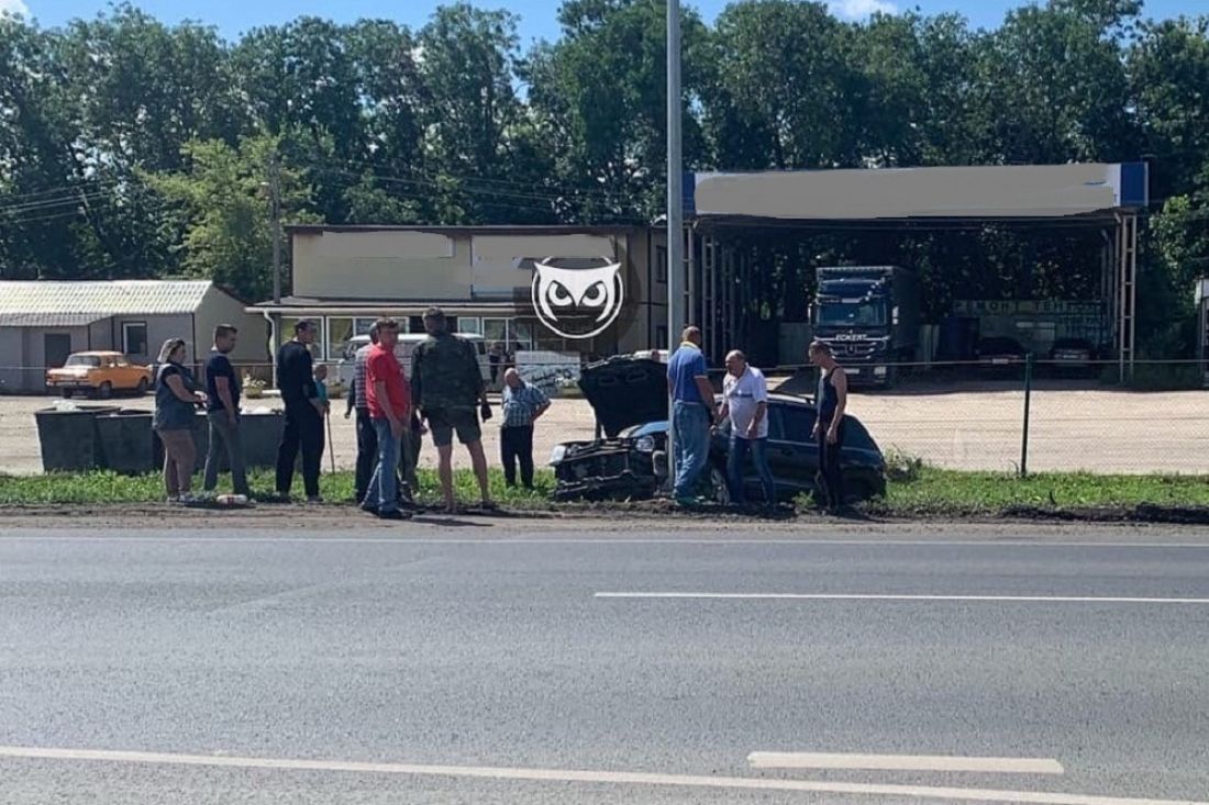 На трассе в Пензенской области раскуроченное авто выбросило в кювет