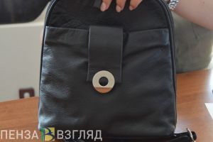 На остановке в центре города обокрали молодую пензячку