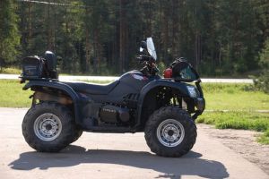 В Пензе квадроциклист врезался в торговый павильон