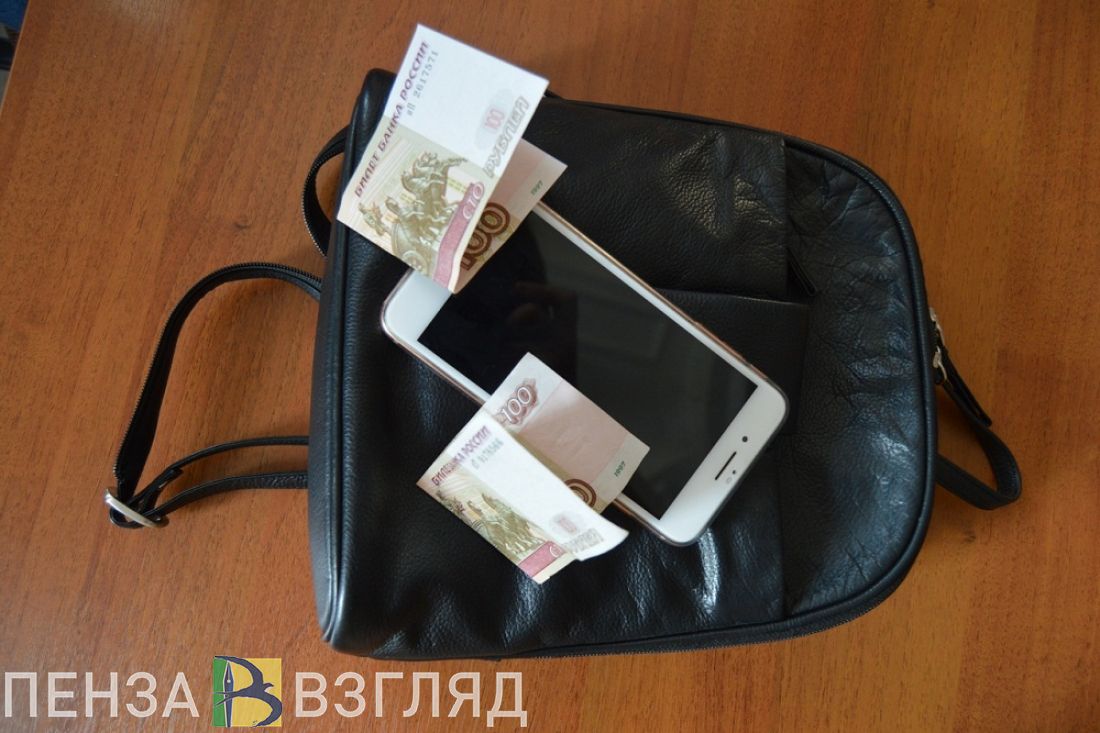 Пензенец присвоил женскую сумку, оставленную на лавочке