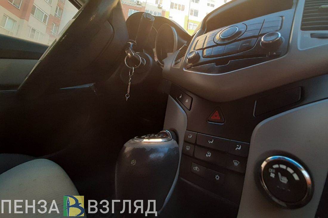 В Пензе пьяный пассажир иномарки на ходу открыл дверь и ударил другое авто