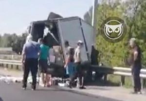 В Пензе фургон врезался в дорожное ограждение и развалился