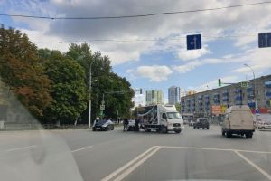 На улице Коммунистической в Пензе легковушка залетела под фургон