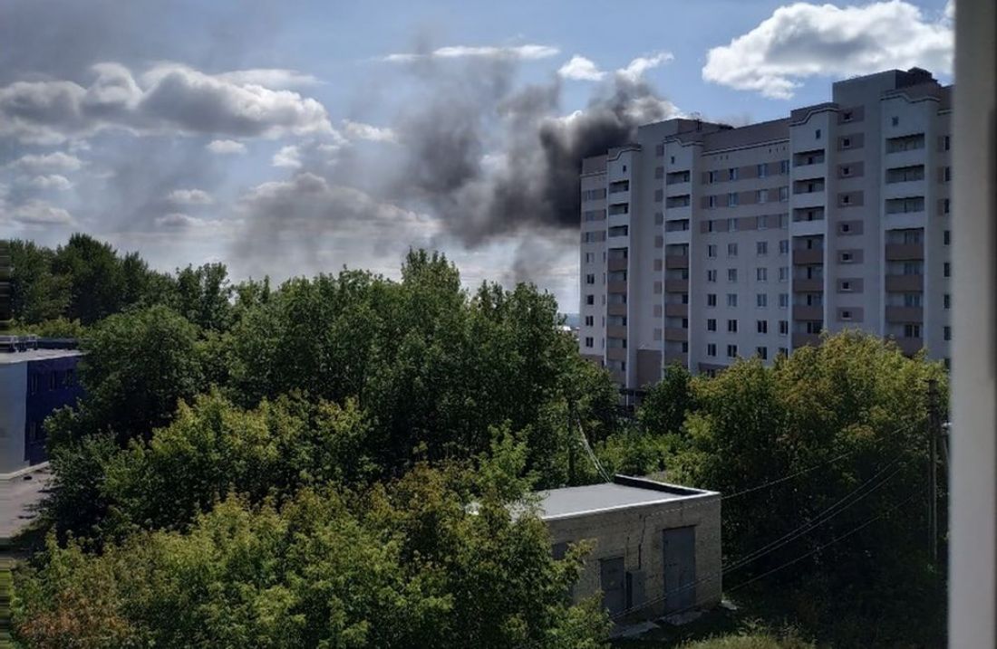 На улице Энгельса в Пензе тушат большой пожар. Видео