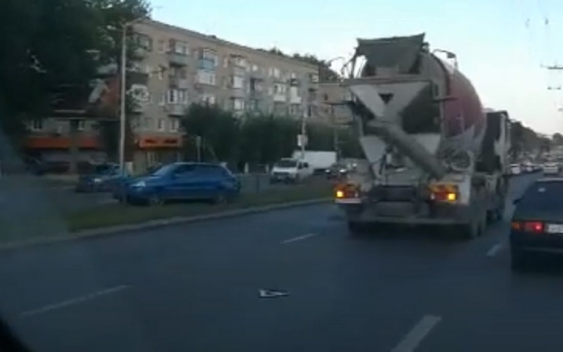 В Пензе из-за столкновения с бетономешалкой легковушка улетела в ограждения