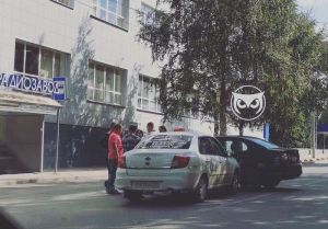 На улице Байдукова в Пензе такси протаранило легковой автомобиль