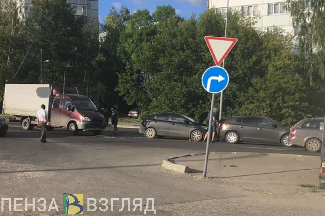 «ГАЗель» и две легковушки столкнулись на Окружной улице в Пензе
