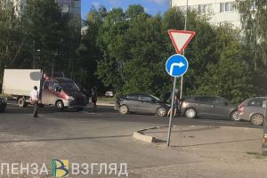 «ГАЗель» и две легковушки столкнулись на Окружной улице в Пензе