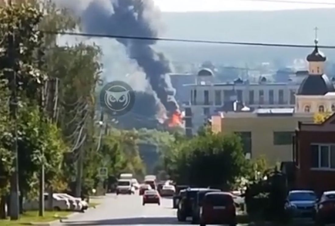 Около Свердловского моста в Пензе горит здание. Видео