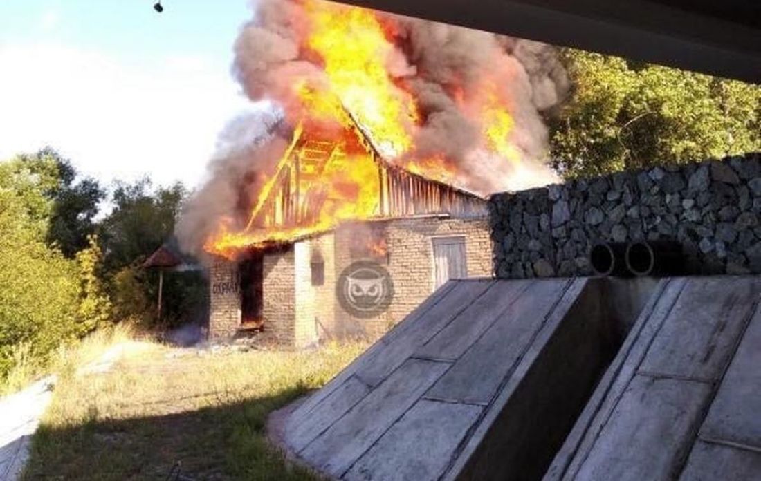Опубликованы новые фото и видео с места пожара около Свердловского моста в Пензе