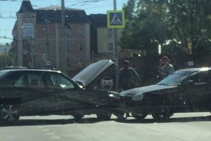 Дорогу в центре Пензы перегородили два столкнувшихся автомобиля