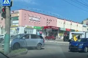 На улице Аустрина в Пензе легковую машину вынесло на тротуар