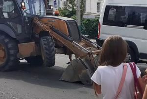 В центре Пензы маршрутка повисла на ковше трактора