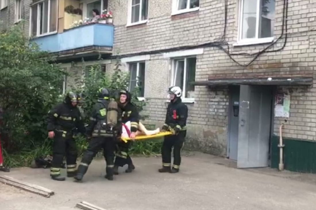 Пензенские спасатели вынесли женщину из квартиры, где произошло возгорание