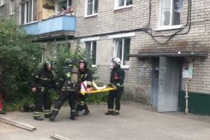 Пензенские спасатели вынесли женщину из квартиры, где произошло возгорание