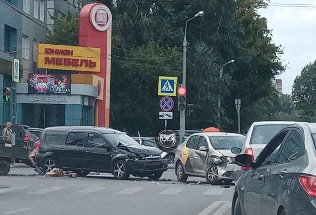 В центре Пензы в жесткую аварию попал автомобиль «Яндекс Такси»