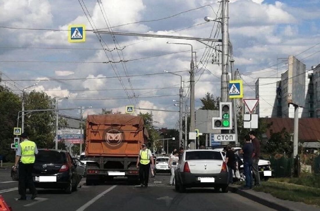 Из-за жесткого ДТП на улице Калинина в Пензе осложнено движение машин