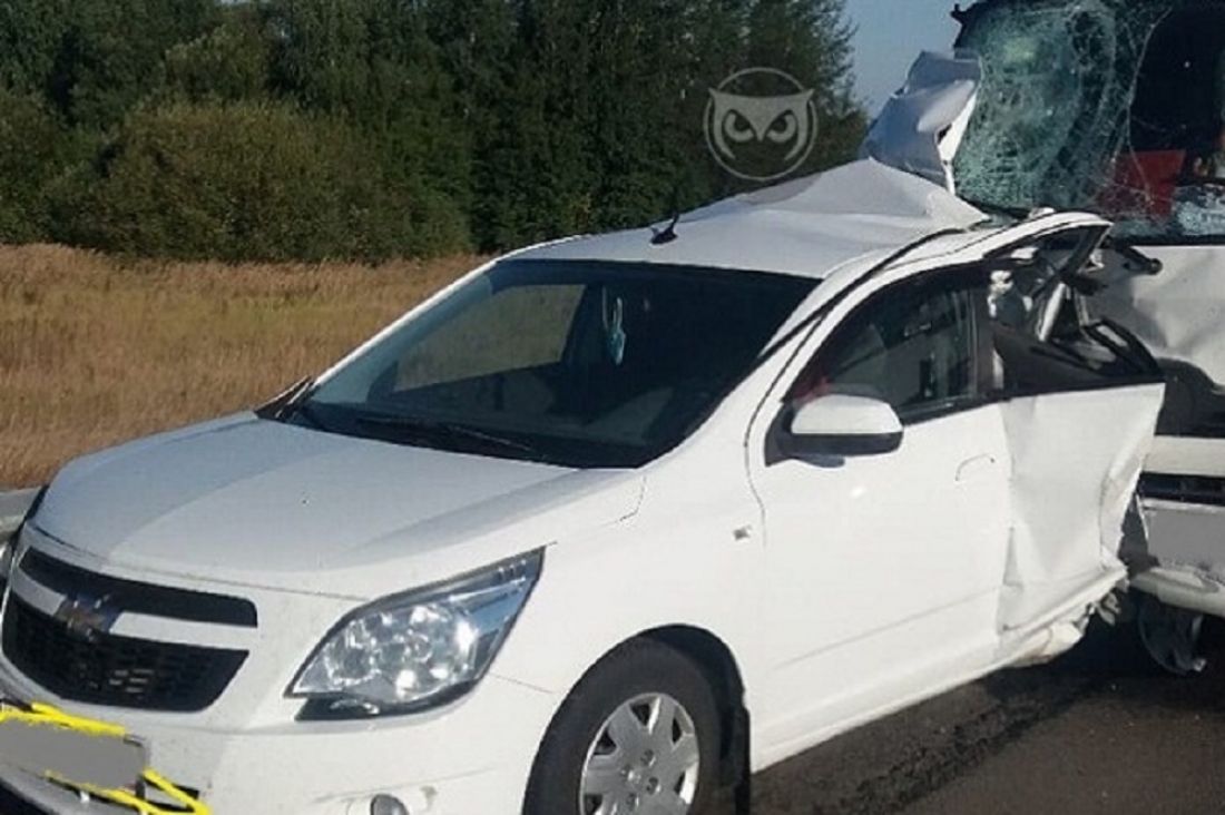 Под Пензой грузовик врезался в иномарку и наехал на пешехода