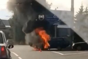 В Пензе потушили полыхавшую на перекрестке иномарку