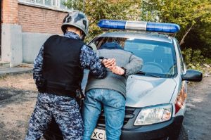 Во дворе пензенской многоэтажки пьяный мужчина размахивал топором
